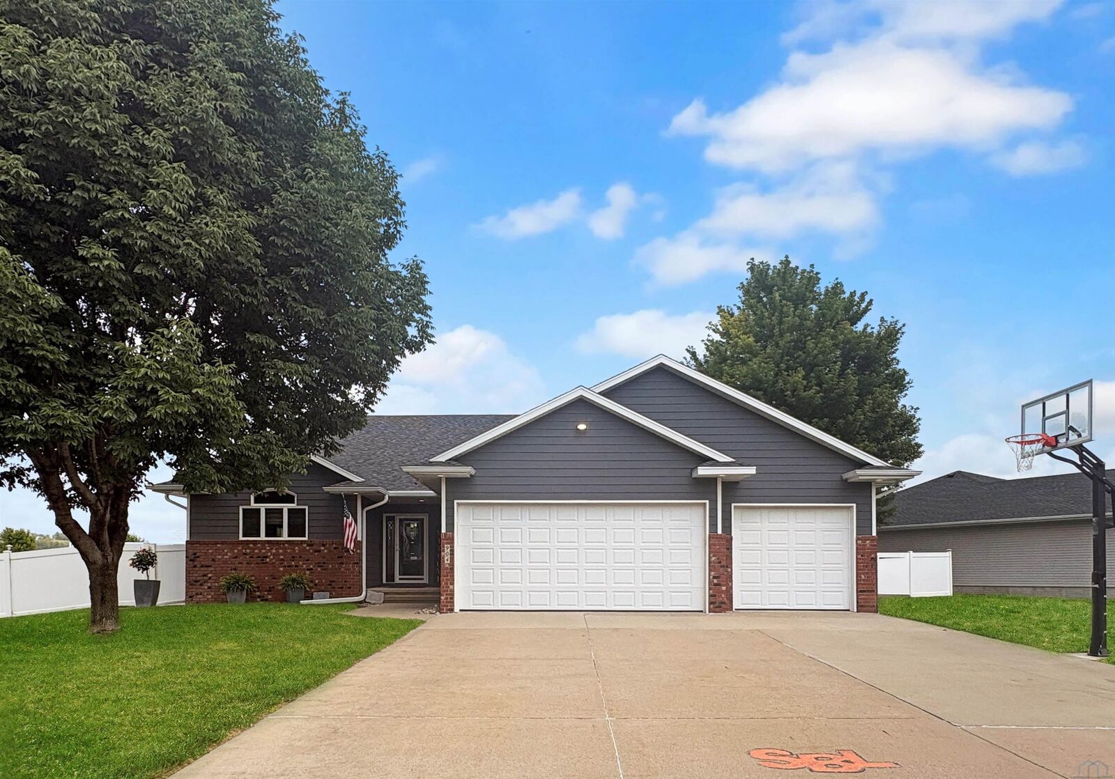 Property Photo:  904 Clairmont Circle  IA 51054 