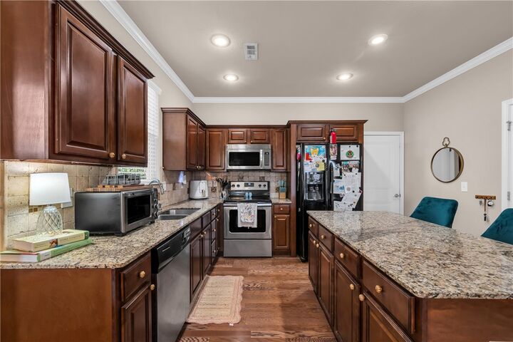 Property Photo:  1140 S Oxbow Way  AR 72704 