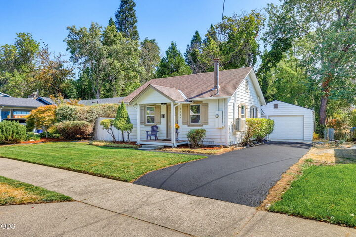 Property Photo:  1327 NW Washington Boulevard  OR 97526 