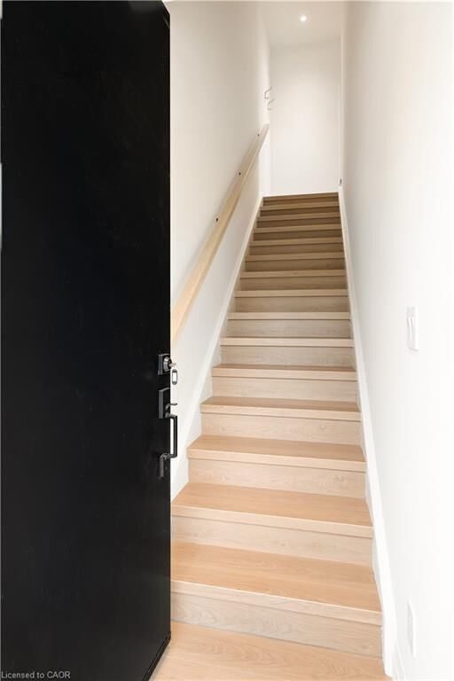 Property Photo:  563 Wellington Street 1  ON N2H 5L6 