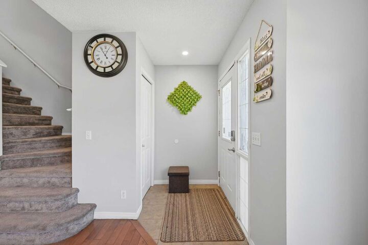 Property Photo:  33 Saddlecrest Close NE  AB T3J 5B5 