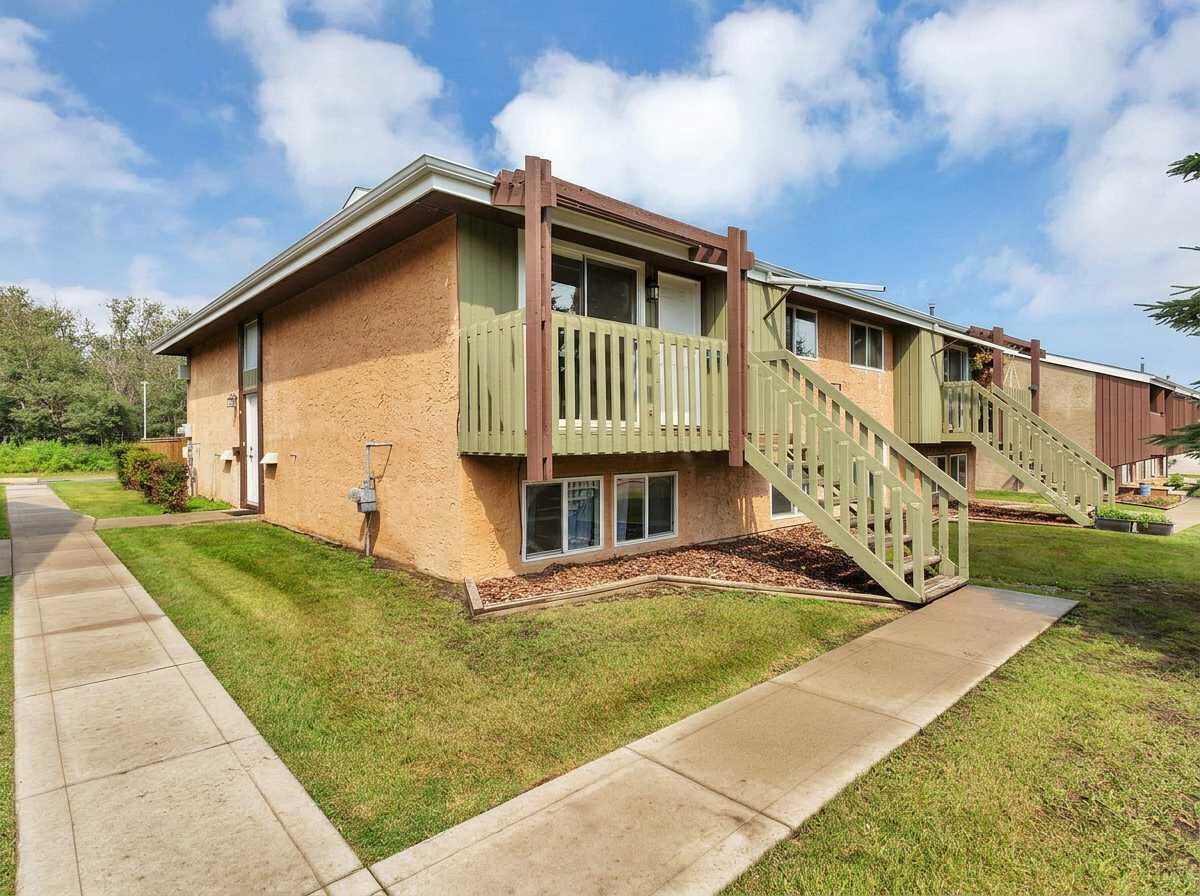 Property Photo: 5946 45 Avenue A AB T4L 1V7