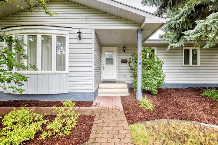 Property Photo: 439 Queen Charlotte Drive SE AB T2J 4H2