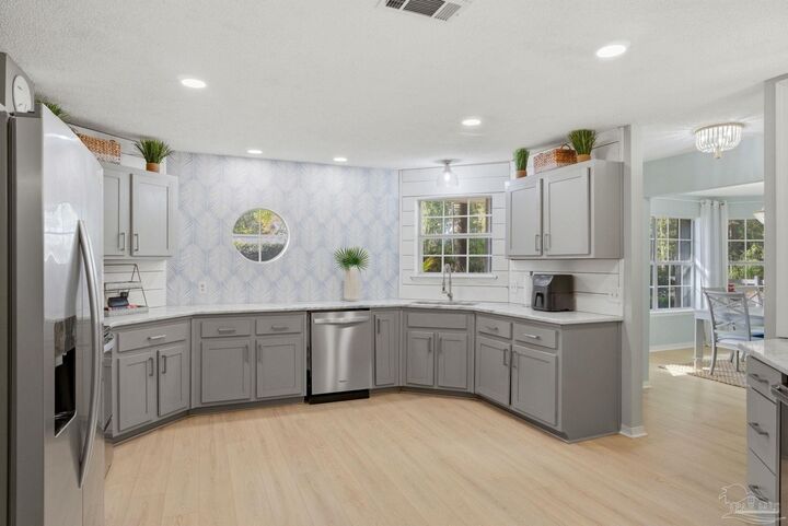 Property Photo: 5140 Potomac Dr FL 32571