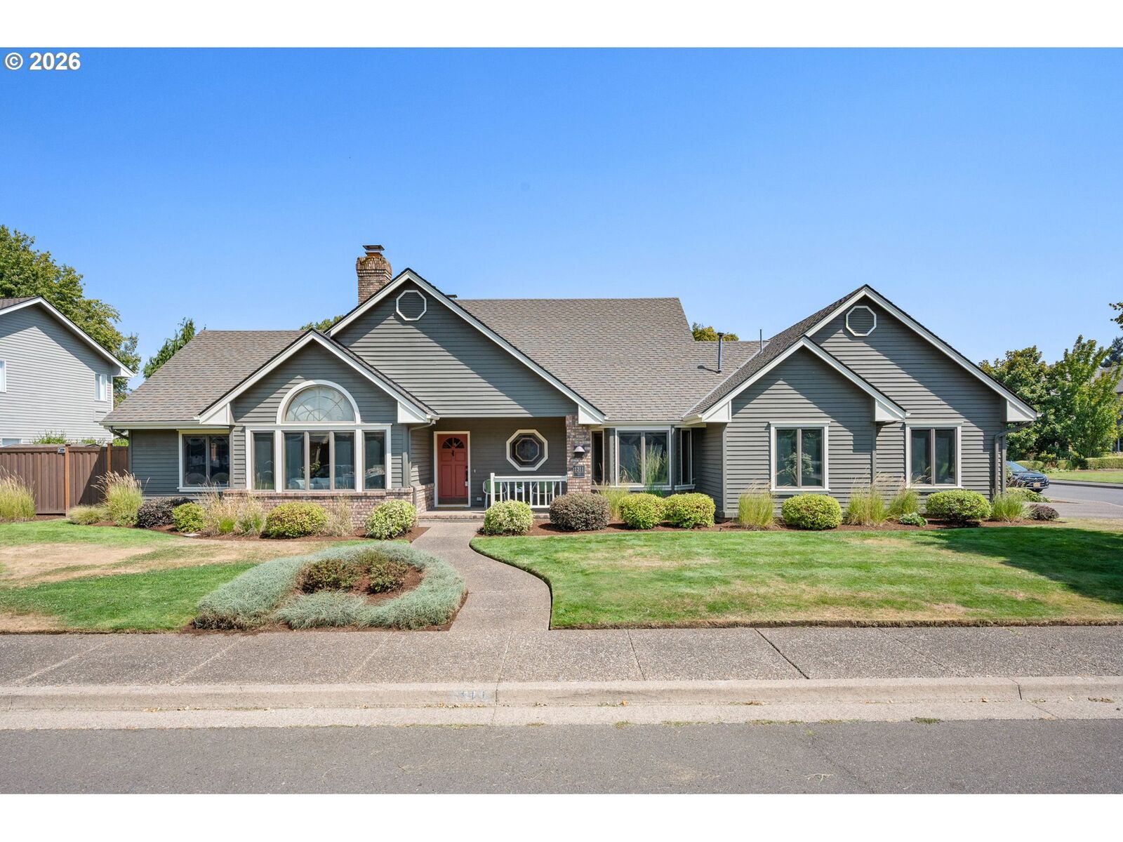 Property Photo: 1311 Victorian Way OR 97401