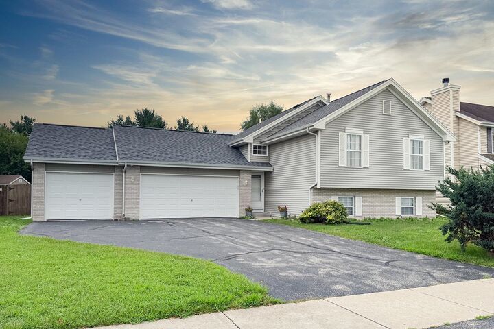 Property Photo:  5900 Dusty Lane  IL 61080 