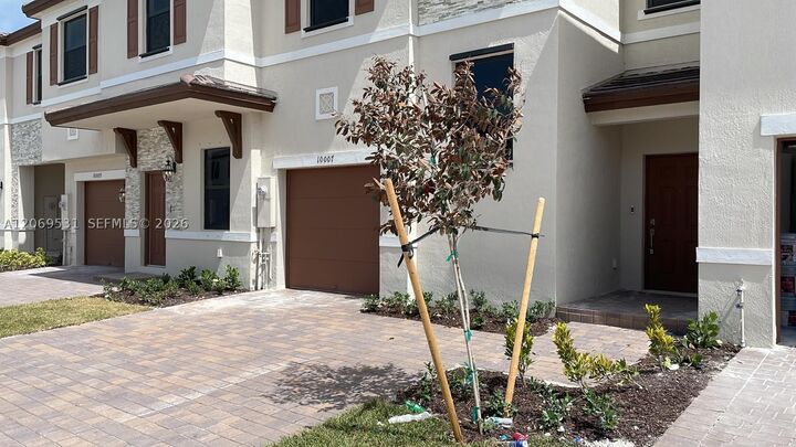 Property Photo:  10007 SW 231 Ln  FL 33190 