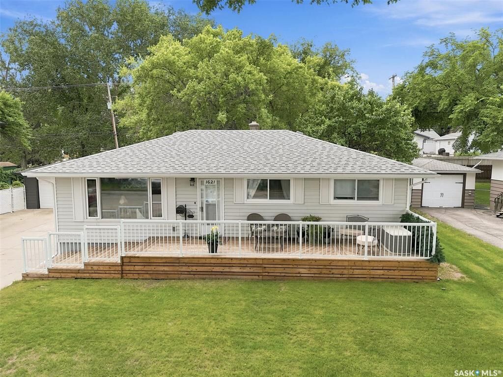 Property Photo:  1621 Edward Avenue  SK S7K 3B5 