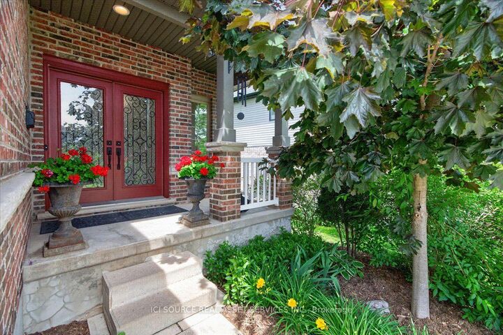 Property Photo: 850 Teakwood Lane ON N6H 0E5