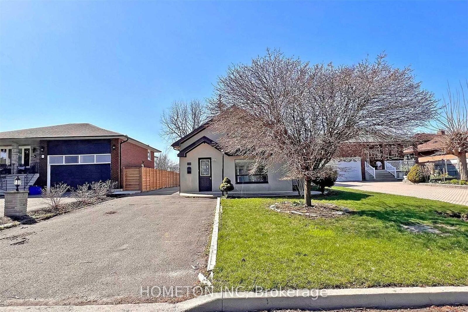 Property Photo: 95 Yongehurst Road ON L4C 3T3