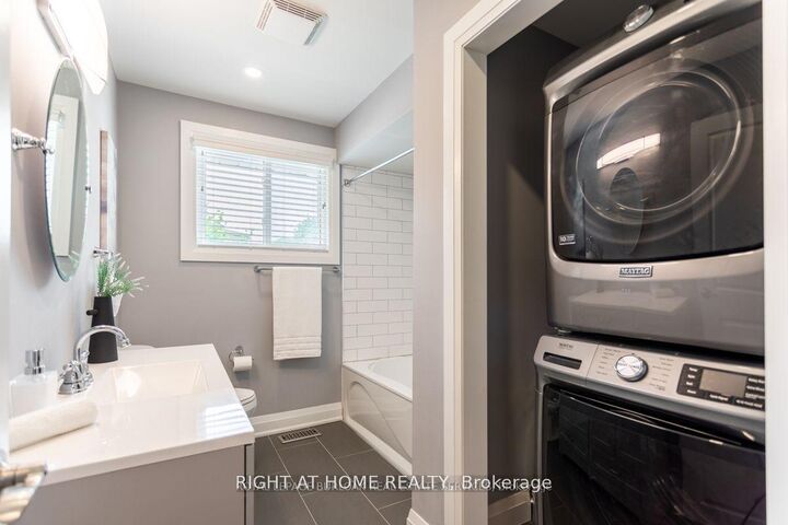 Photo de la propriété:  576 Turner Drive Main  ON L7L 2W7 
