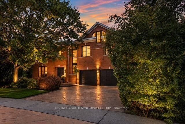 Property Photo: 324 Oakridge Court ON L6H 5T9