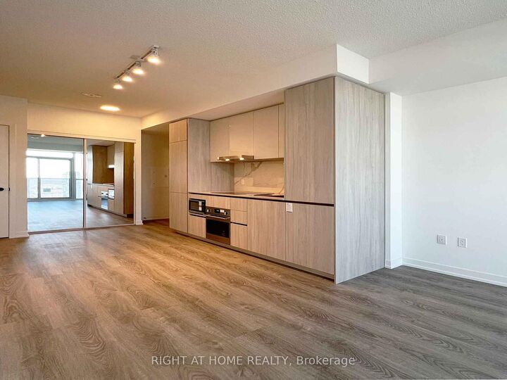 Property Photo:  8 Interchange Way 3907  ON L4K 0R2 