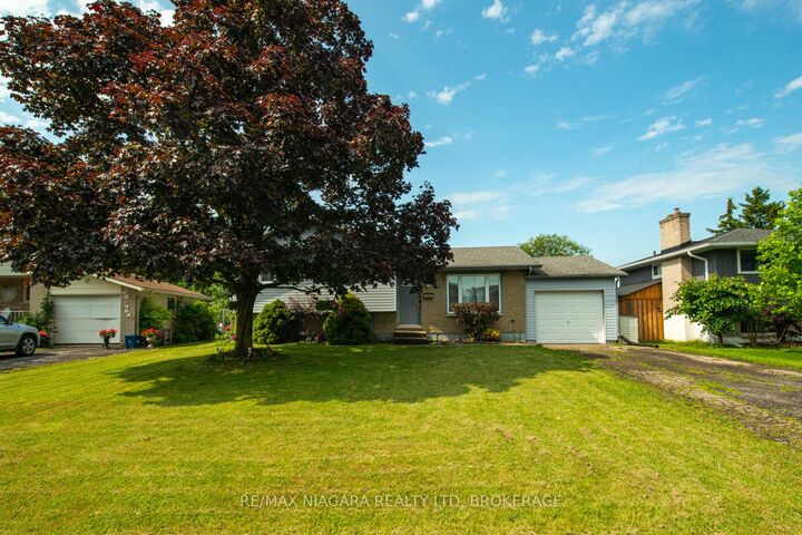 Property Photo: 47 Elmvale Crescent ON L3K 5X1