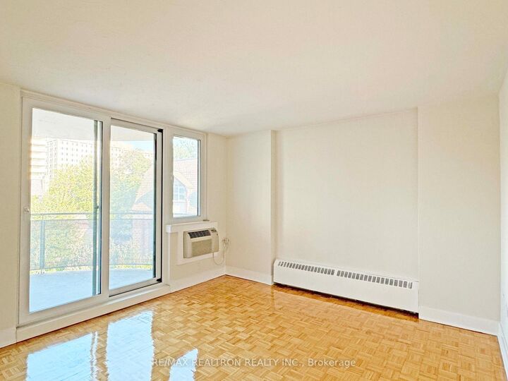 Property Photo:  485 Huron Street 201  ON M5R 2R5 