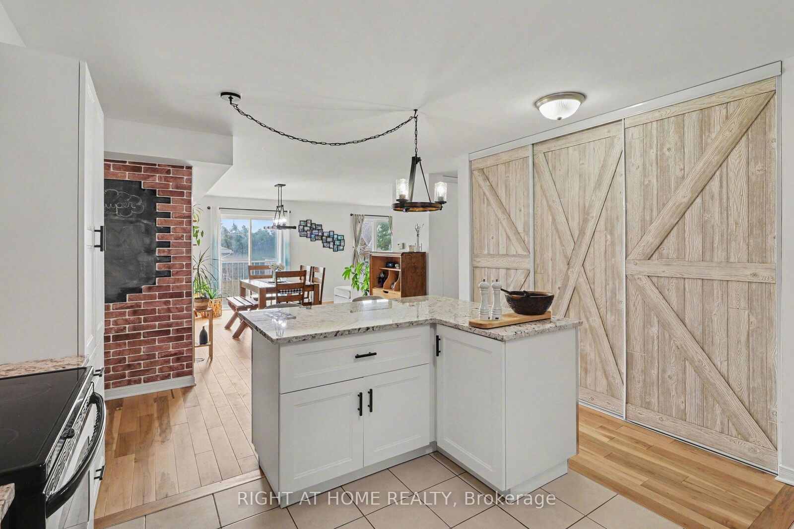 Property Photo: 646 Cummings Avenue 202 ON K1K 2K6