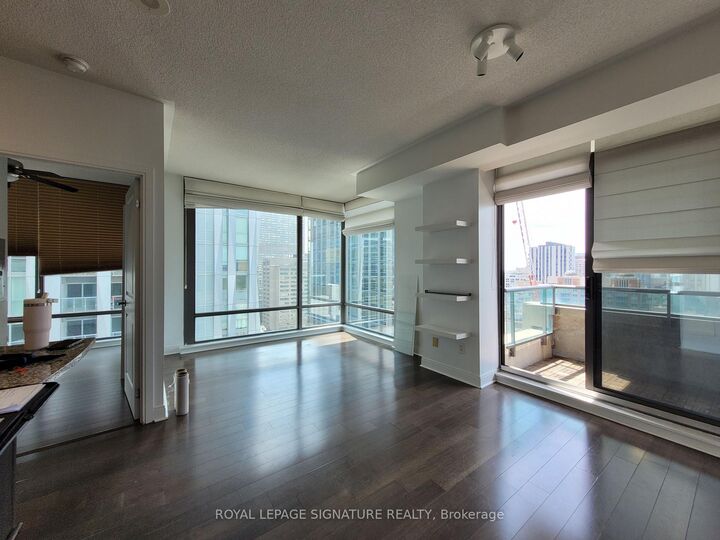 Property Photo:  18 Yorkville Avenue 2205  ON M4W 3Y8 