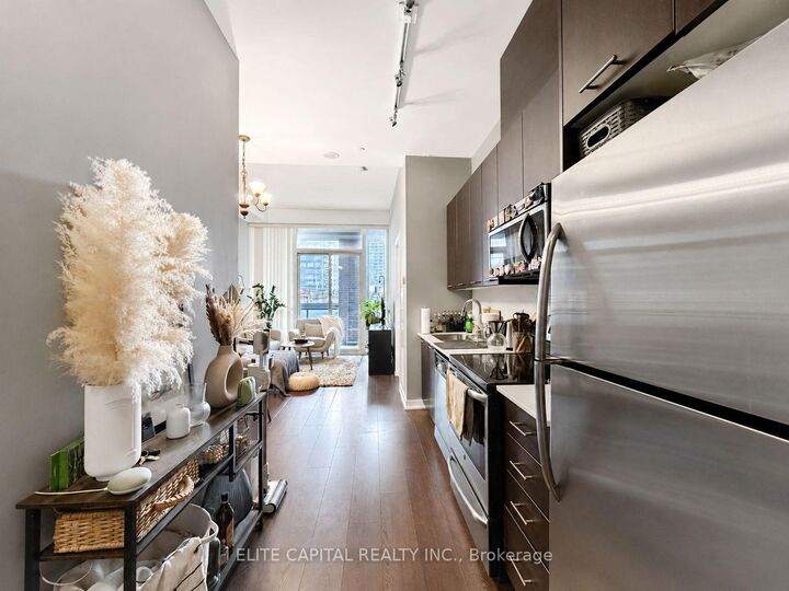 Property Photo: 20 Bruyeres Mews 628 ON M5V 0G8