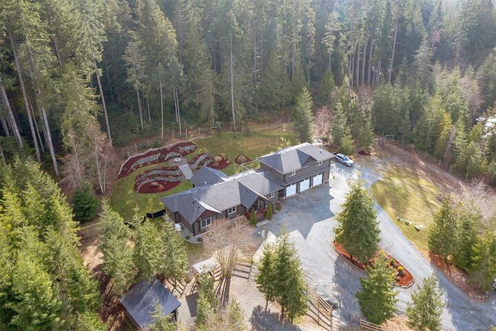 Property Photo: 2840 Woodcroft Pl BC V0R 2W1
