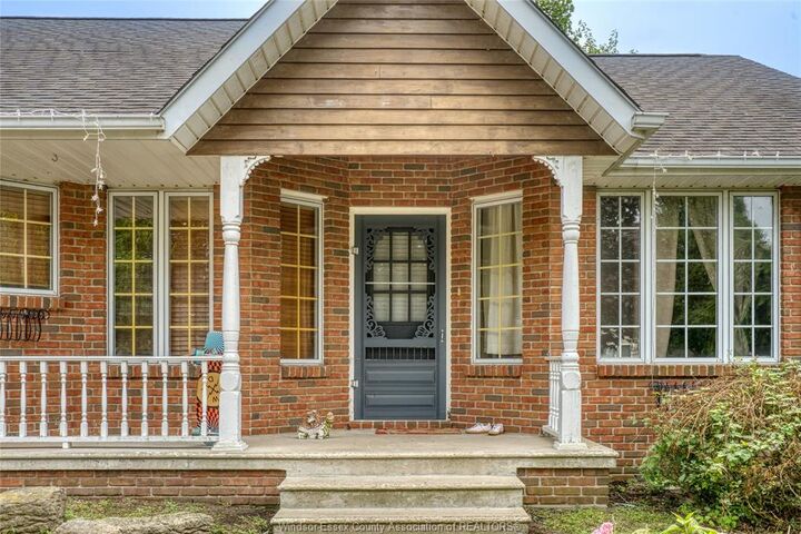 Property Photo: 54 Shawnee Court ON N8H 5A9