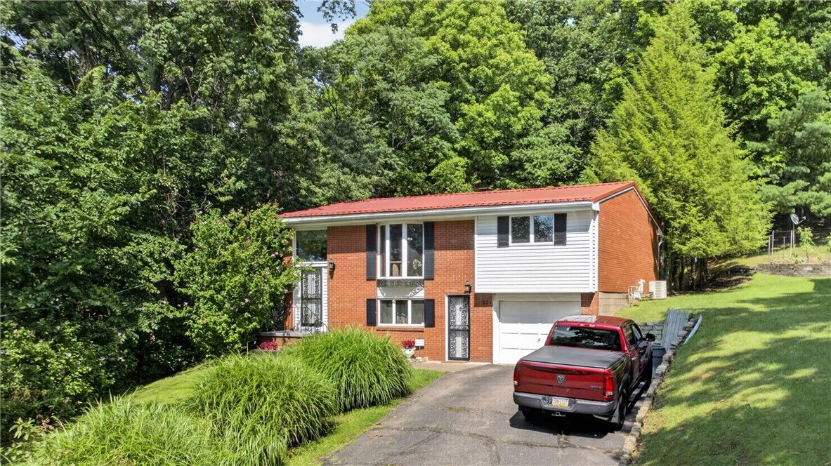 Property Photo: 27 Sunset Dr PA 15057