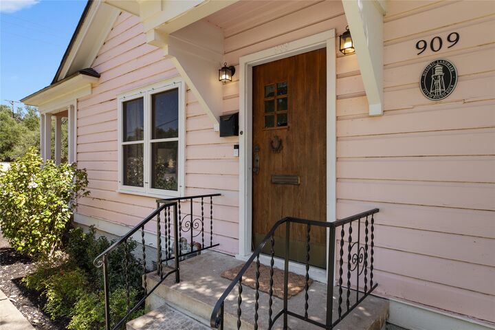 Property Photo:  909 E Liberty Avenue  TX 78664 