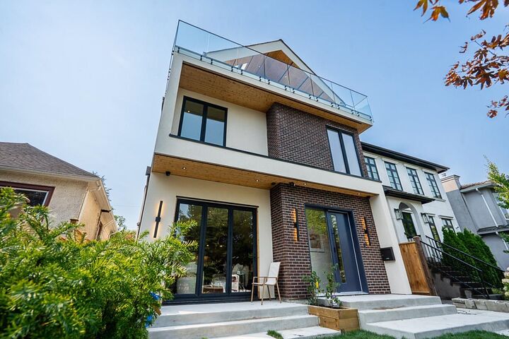 Property Photo:  456 E 38th Avenue 1  BC V5W 1H7 
