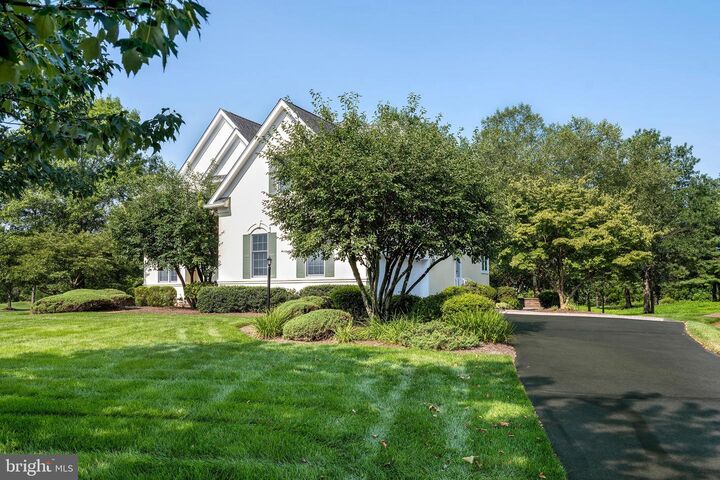 Property Photo:  5 Alvamar Court  NJ 08558 