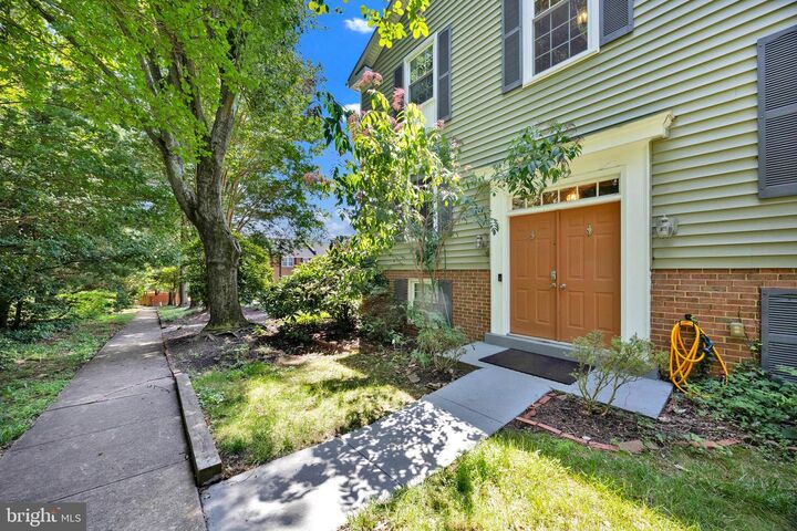 Property Photo:  2465 Windbreak Drive  VA 22306 