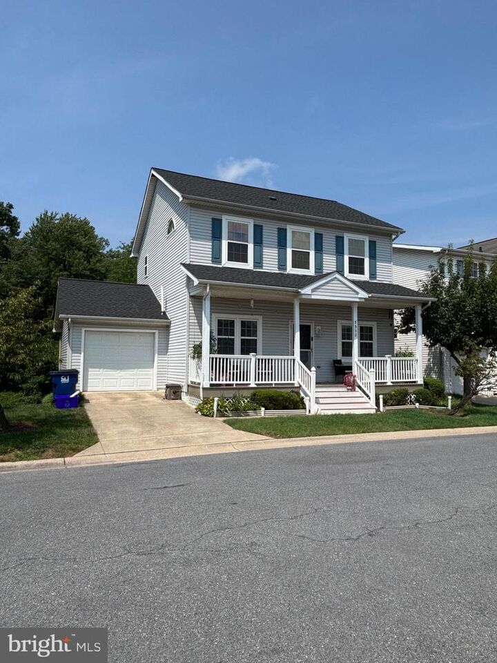 Property Photo: 7532 Cove Point Way MD 21075