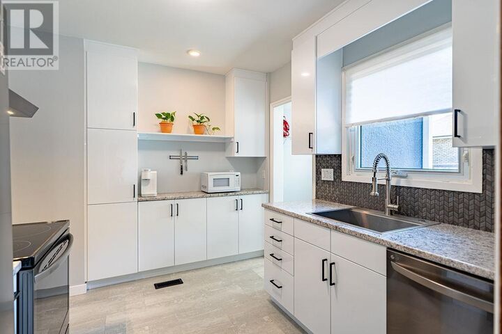 Property Photo:  637 Hyde Park Ave  ON P7E 1Y4 
