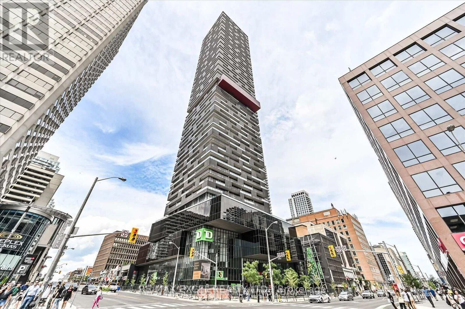 Property Photo: 8 Eglinton Avenue East 2707 ON M4P 0C1