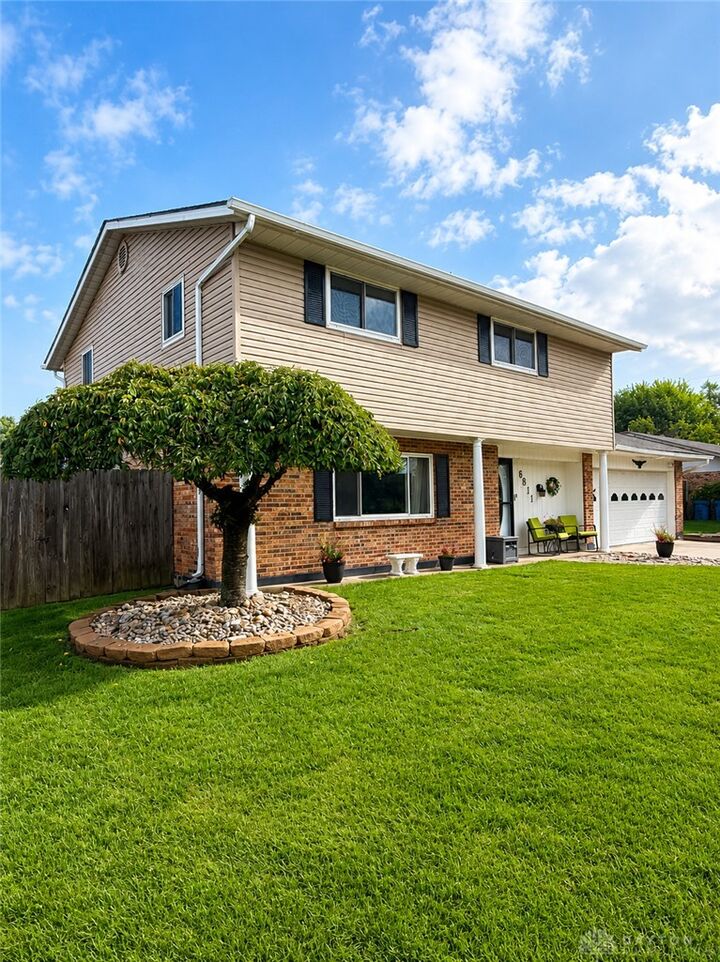 Property Photo: 6811 Locustview Drive OH 45424