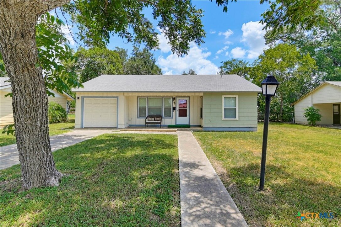 Property Photo: 437 Wallace Street TX 78155