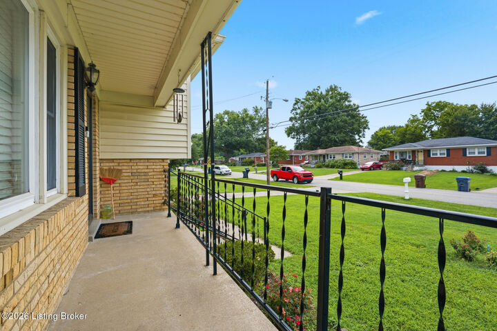 Property Photo: 3511 Pineland Dr KY 40219