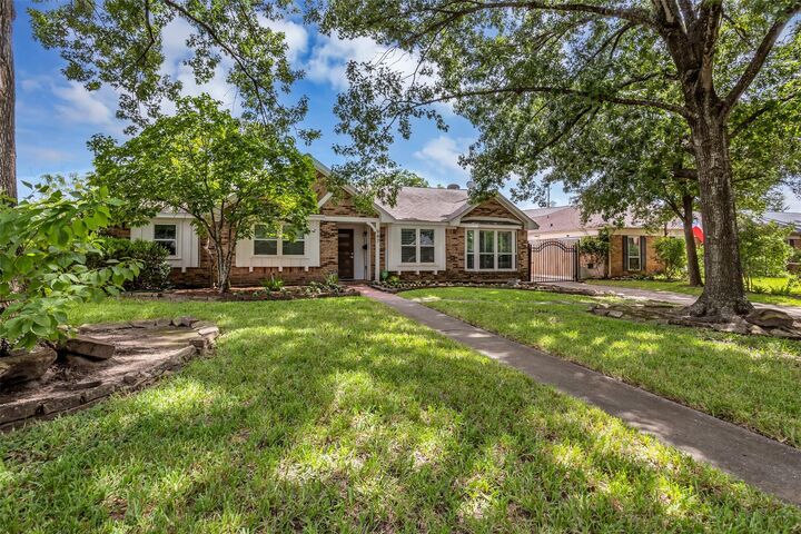 Property Photo:  947 Thornton Road  TX 77018 