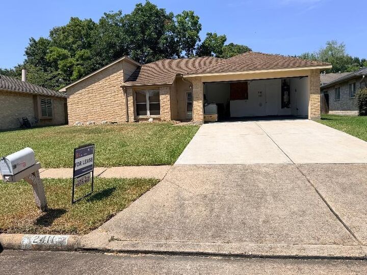 Property Photo: 2411 Woodwind Rd TX 77406