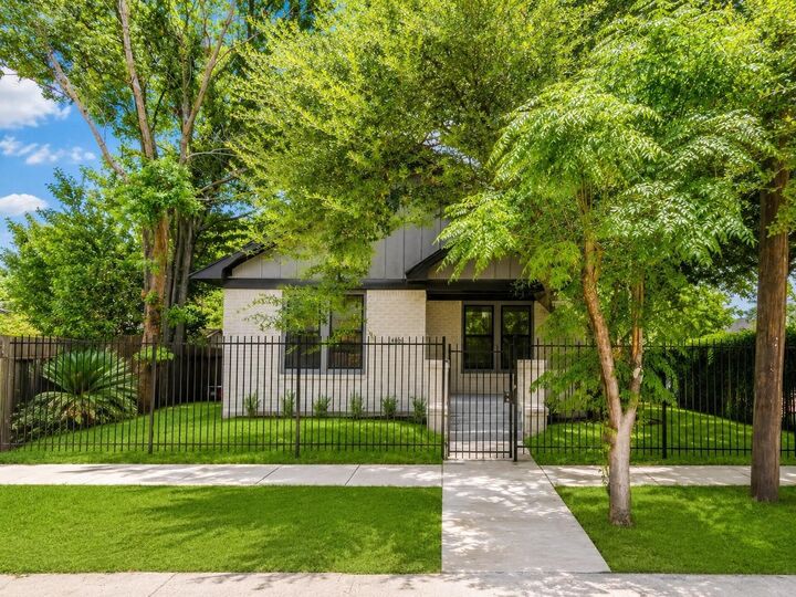 Property Photo:  2602 Atlantic Street  TX 77009 