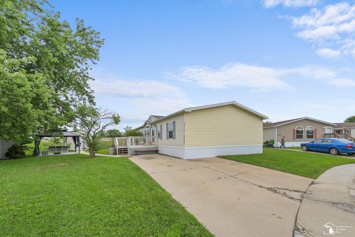 Property Photo:  584 Pine Tree  MI 48162 