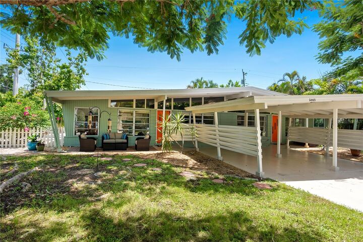 Property Photo:  2003 Tetlow Place  FL 34239 