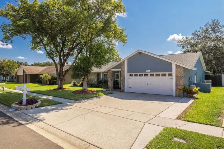Property Photo: 1305 Windjammer Place FL 33594