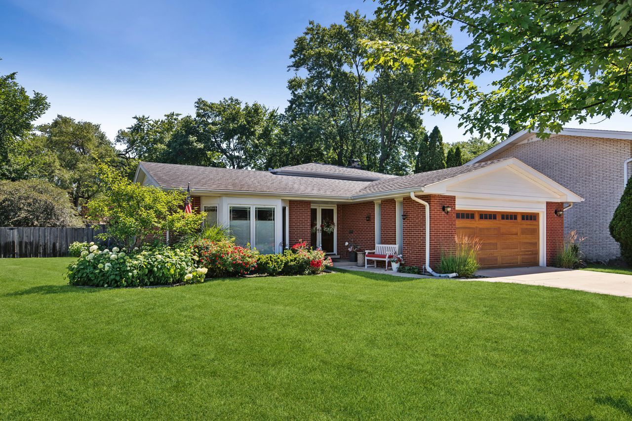 Property Photo: 6833 N Concord Lane IL 60714