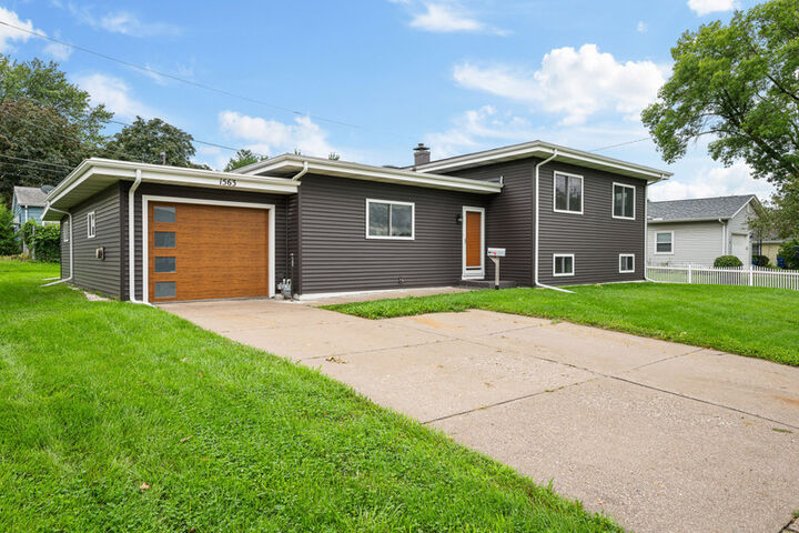 Property Photo:  1563 W Garfield Street  IA 52804 