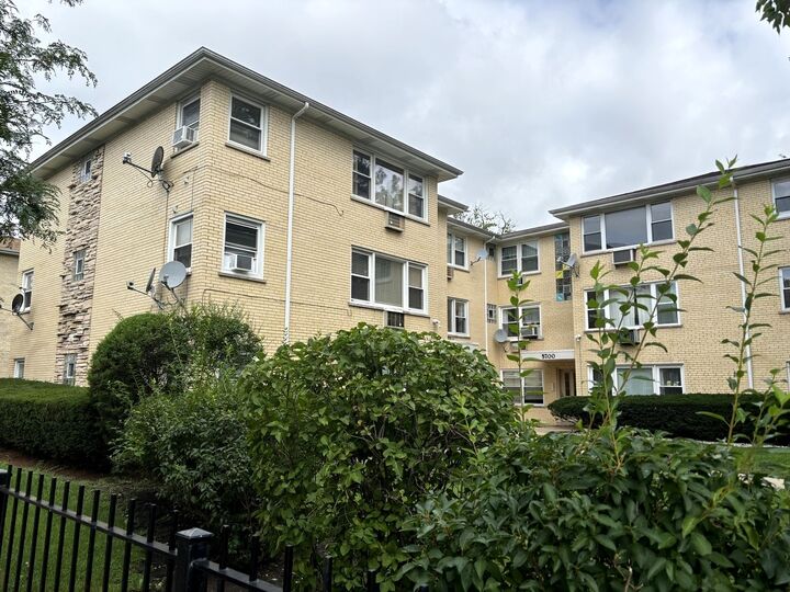 Property Photo:  5700 W Montrose Avenue 1-C  IL 60634 