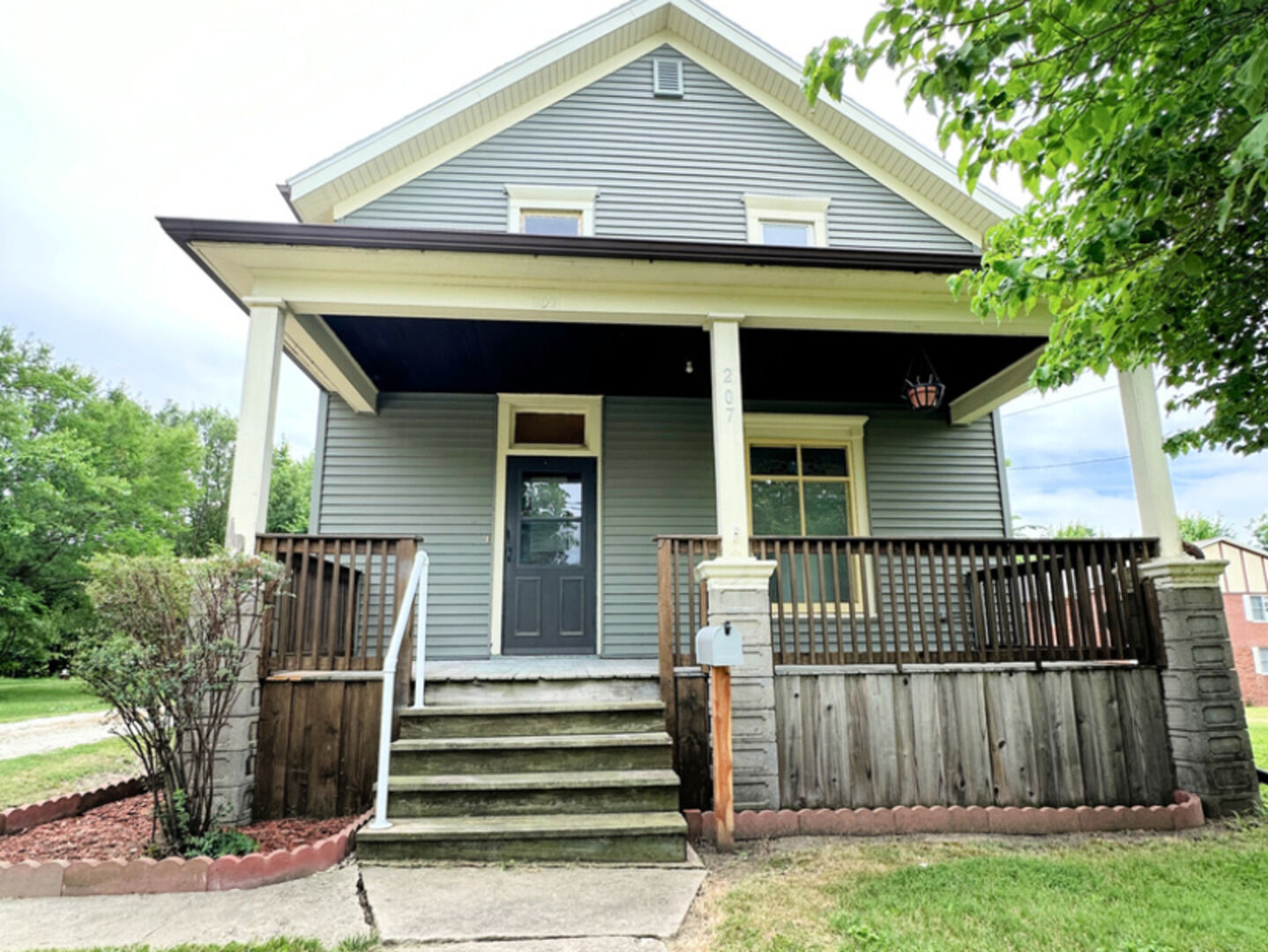 Property Photo: 207 Cottage Street IL 61364