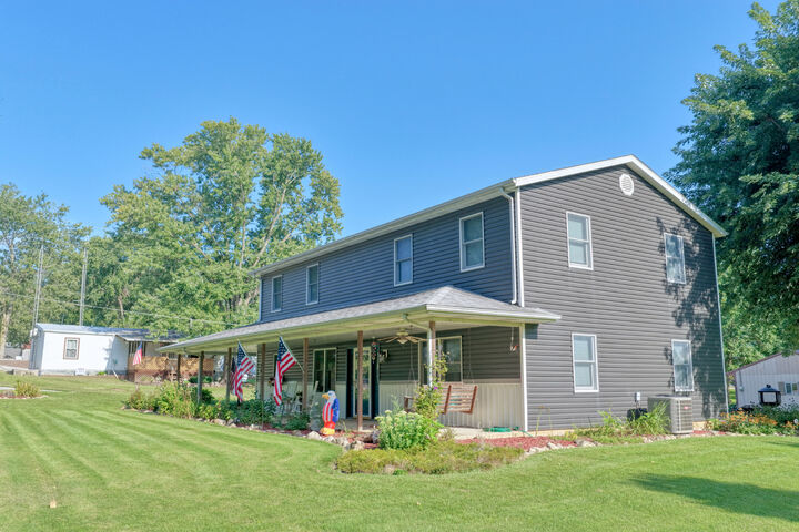 Property Photo:  708 E Walnut Street  IL 62288 
