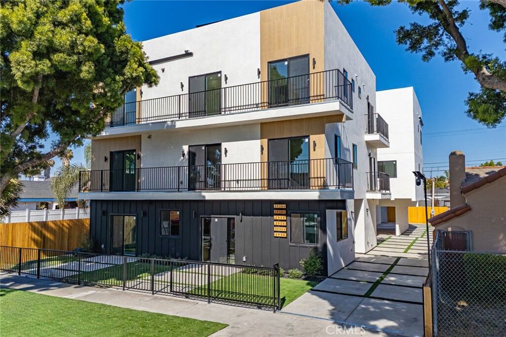 Property Photo:  2938 S Sycamore  CA 90016 