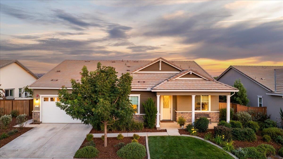 Property Photo: 827 Lodge Way CA 95648