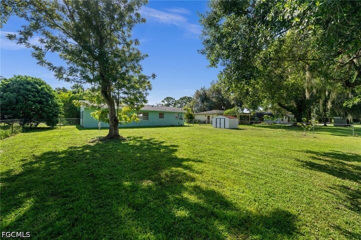 Property Photo:  2976 Ribbon Court  FL 33905 