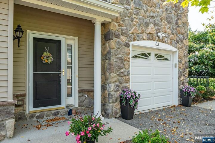 Property Photo:  63 Red Oak Court  NJ 07420 